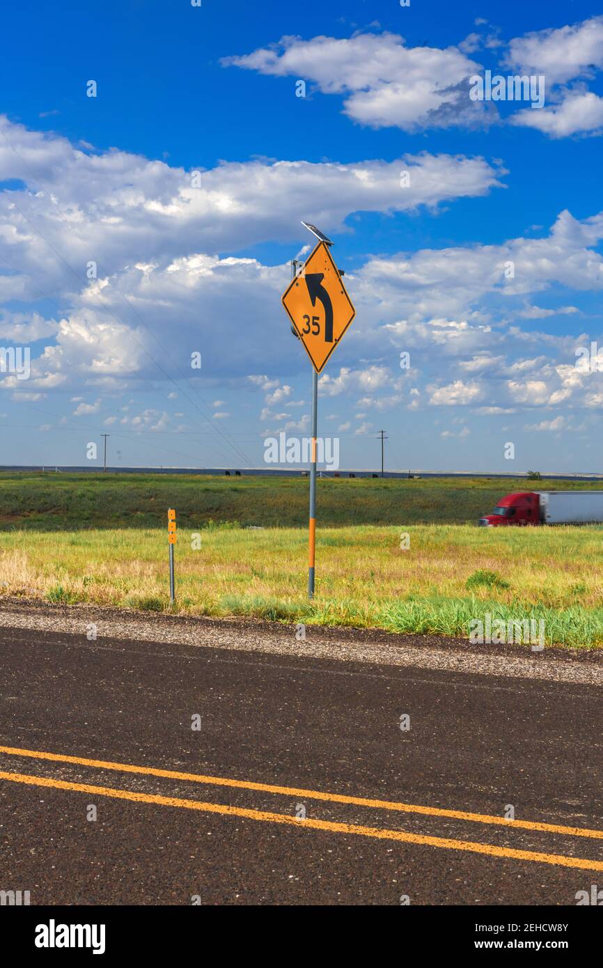 Virage à gauche, route 70, sortie de la route 40 Texas Banque D'Images