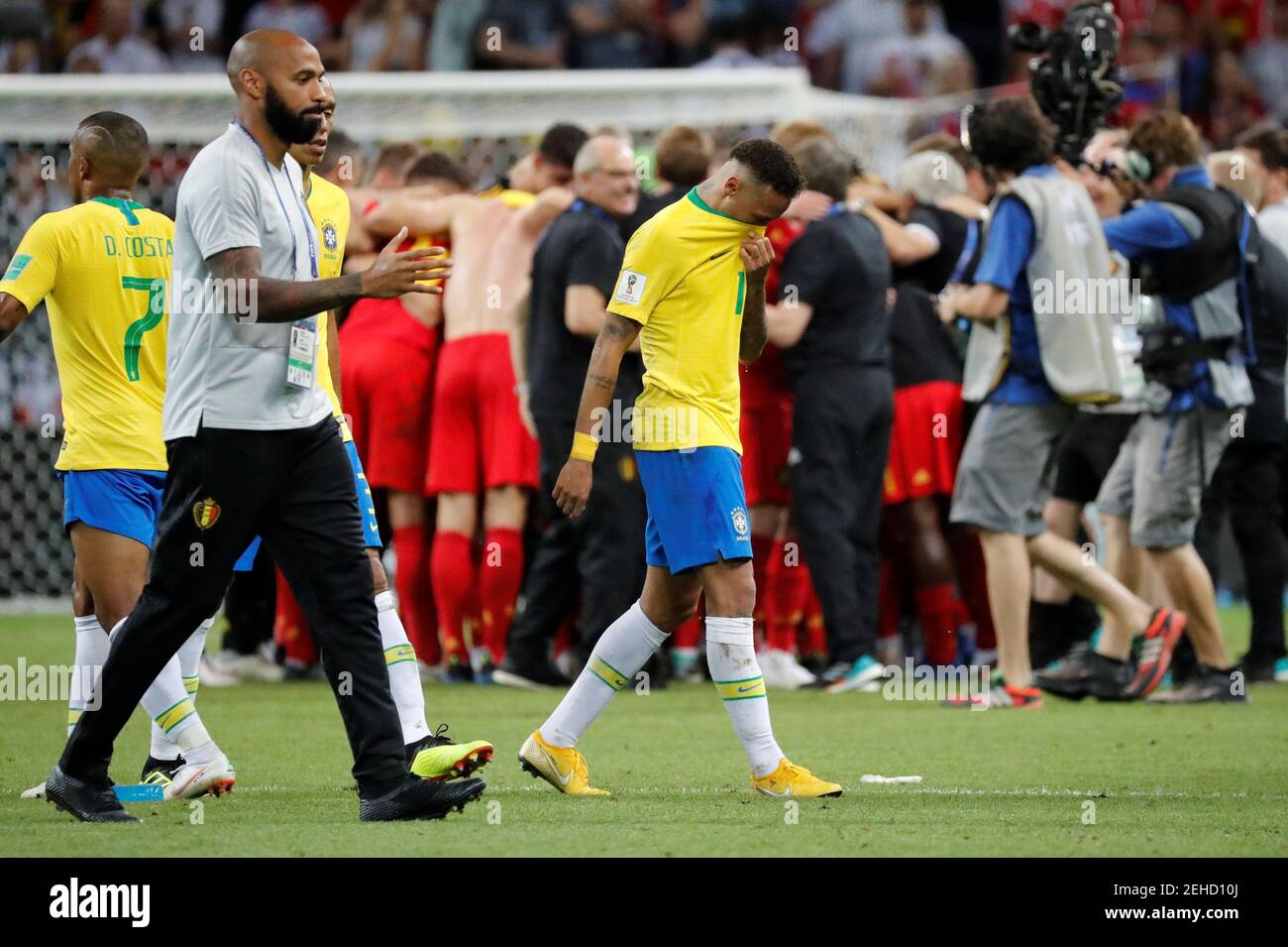 Football football - coupe du monde - quart de finale - Brésil contre Belgique - Kazan Arena, Kazan, Russie - 6 juillet 2018 le brésilien Neymar semble abattu à la fin du match, tandis que l'entraîneur adjoint belge Thierry Henry regarde REUTERS/Toru Hanai Banque D'Images