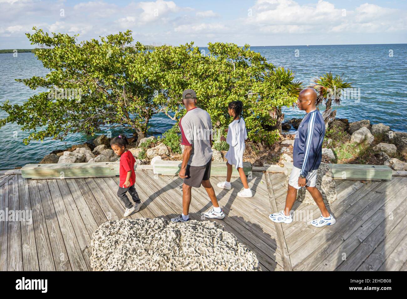 Miami Florida, parc national Biscayne Homestead Bayfront Park, Black famille parents enfants garçon fille père Biscayne Bay eau, Banque D'Images