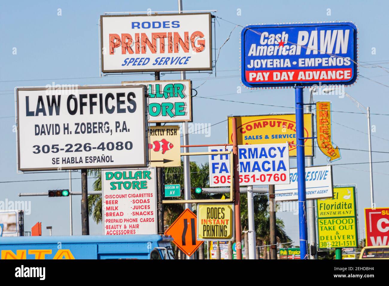 Miami Florida, 40th Street SW, multiples signes commerciaux multiples, centre commercial de bande, boutique de prêt-à-porter publicitaire, bureau d'avocat, magasin de dollar, impression Banque D'Images