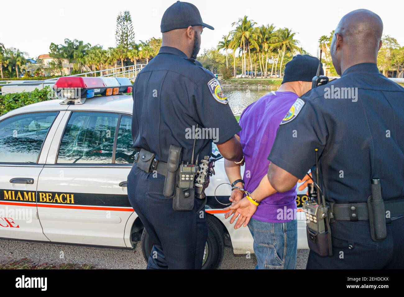 North Miami Beach Florida,police Department,police noire policiers arrêtant un homme portant des menottes, Banque D'Images