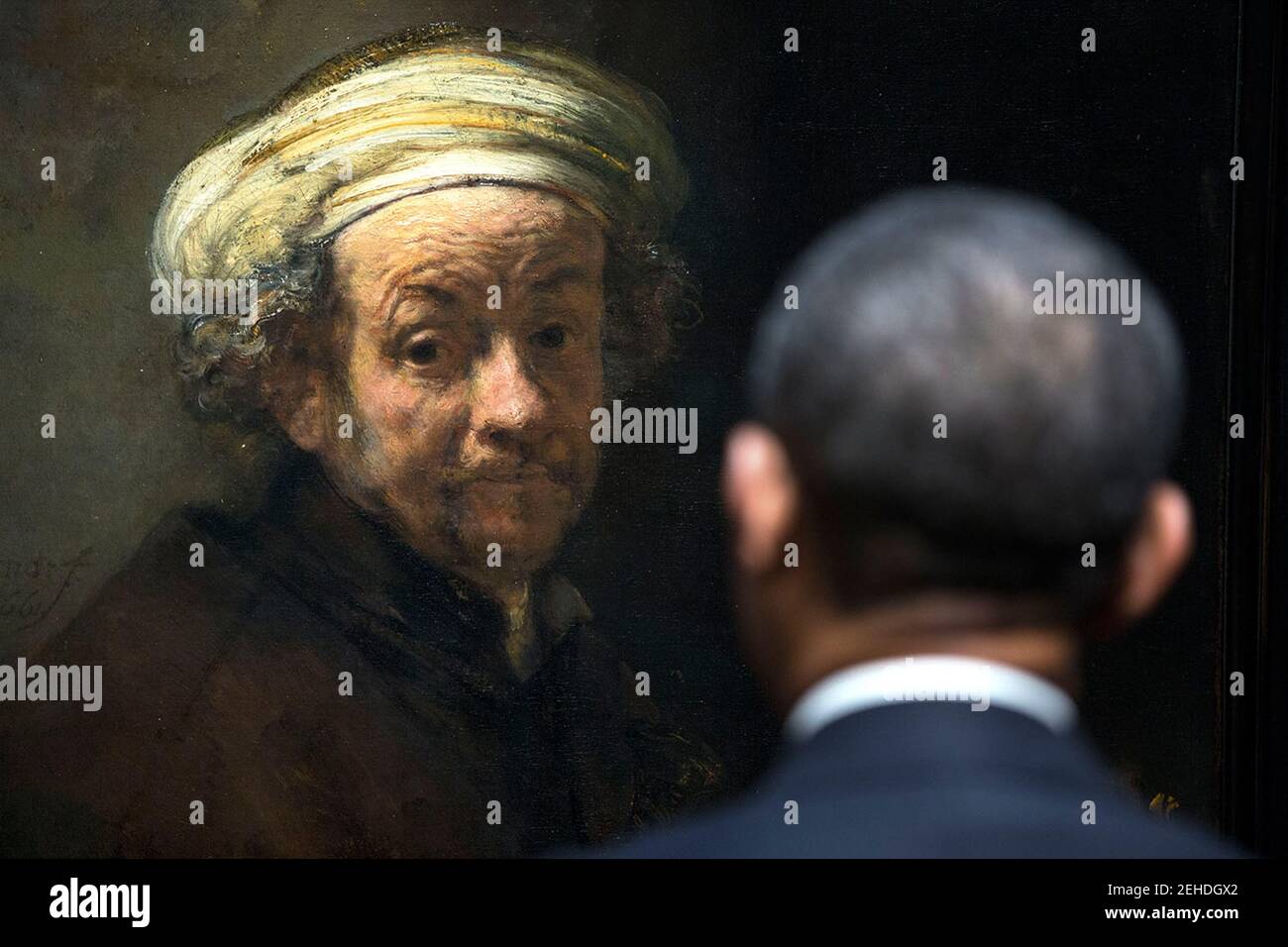 Le président Barack Obama considère le « portrait de Rembrandt comme l'apôtre Paul » lorsqu'il visite le Rijksmuseum à Amsterdam, aux pays-Bas, le 24 mars 2014. Banque D'Images