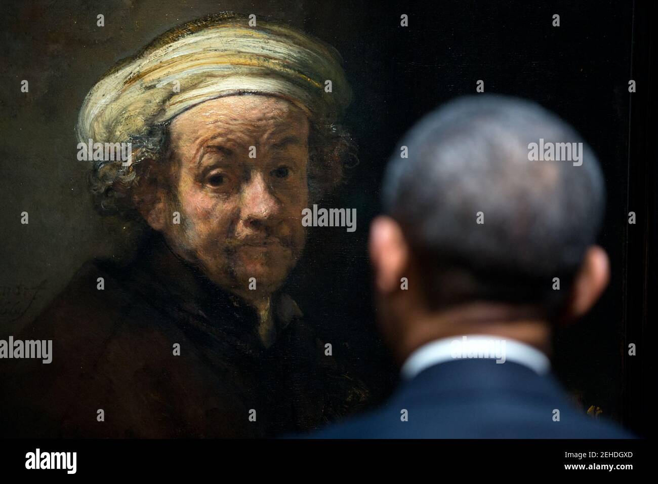 24 mars 2014 'POTUS rencontre Rembrandt. Le Président regarde le "portrait de Rembrandt comme l'apôtre Paul" lors d'une visite de la Galerie d'honneur au Rijksmuseum à Amsterdam, aux pays-Bas." Banque D'Images