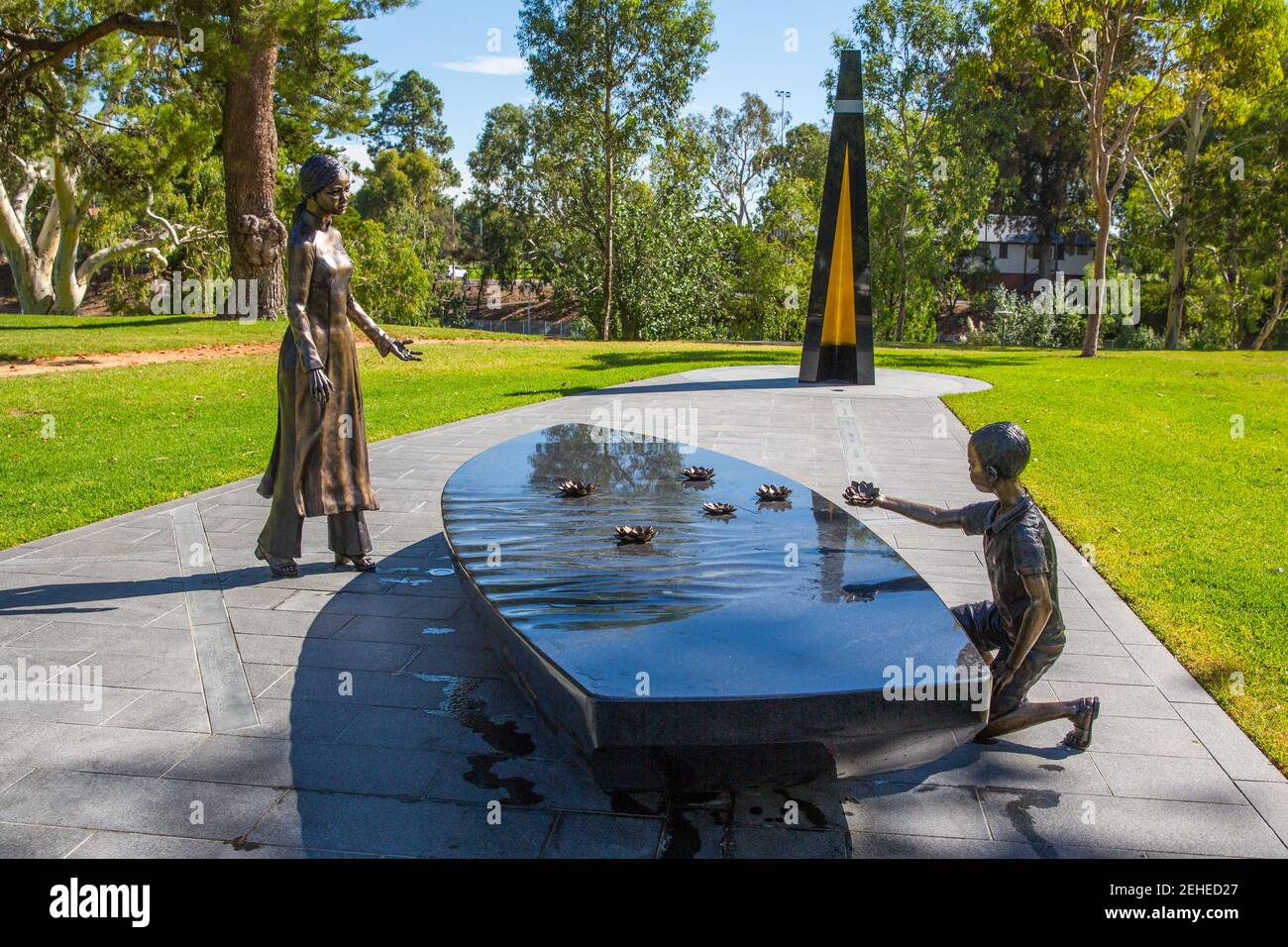 Le monument vietnamien Boat People sur les rives de la rivière Torrens à Adélaïde en Australie. Le monument souligne les difficultés auxquelles ils ont été confrontés. Banque D'Images