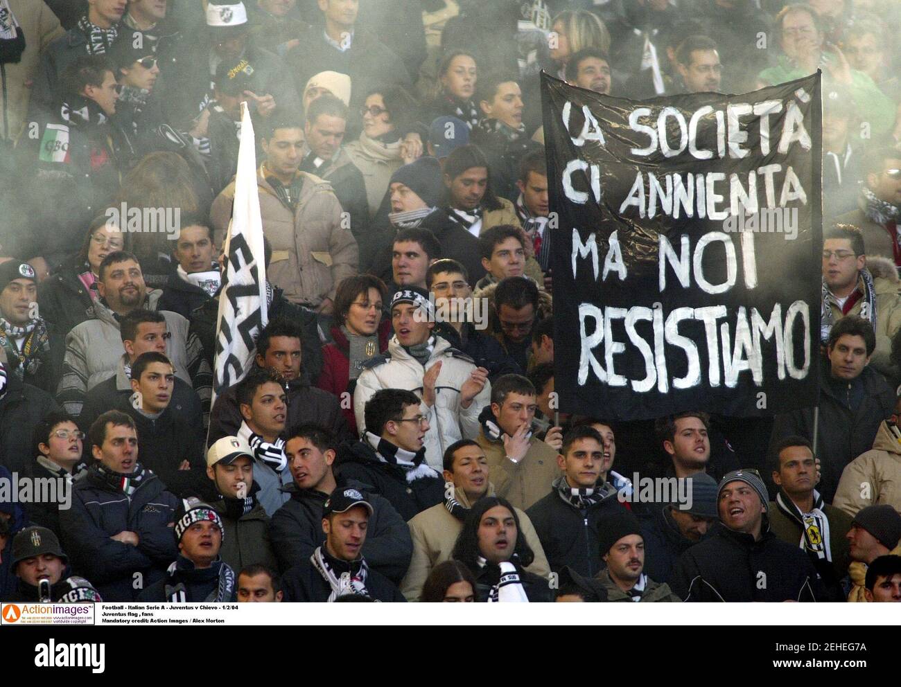 Football - série italienne A - Juventus v Chievo - 1/2/04 drapeau Juventus , fans crédit obligatoire: Action Images / Alex Morton Banque D'Images