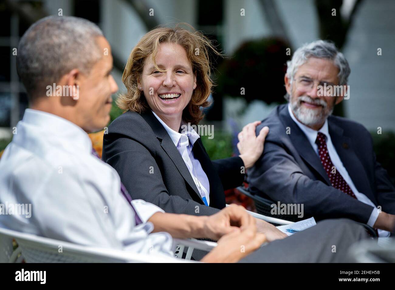 Le président Barack Obama parle avec Megan Smith, Directeur de la technologie américaine, et le Dr John Holdren, Directeur du Bureau de la science et de la technologie, au cours d'une discussion de stratégie technologique dans la roseraie de la Maison Blanche, le 8 octobre 2014. Banque D'Images