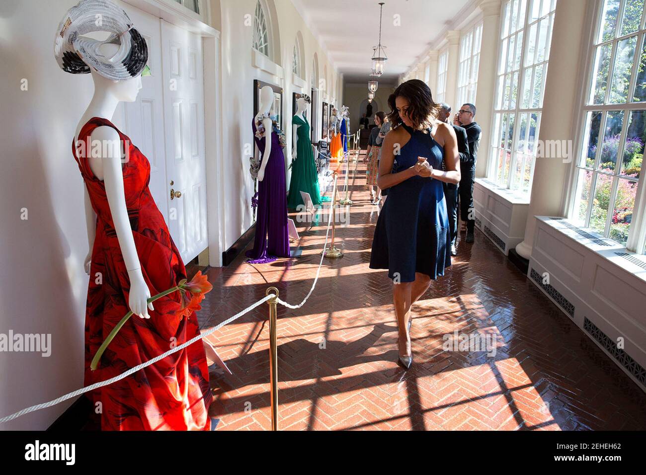 La Première Dame Michelle Obama views un affichage de ses robes en colonnade de la Maison blanche au cours de l'atelier sur l'enseignement de la mode, le 8 oct., 2014. Banque D'Images