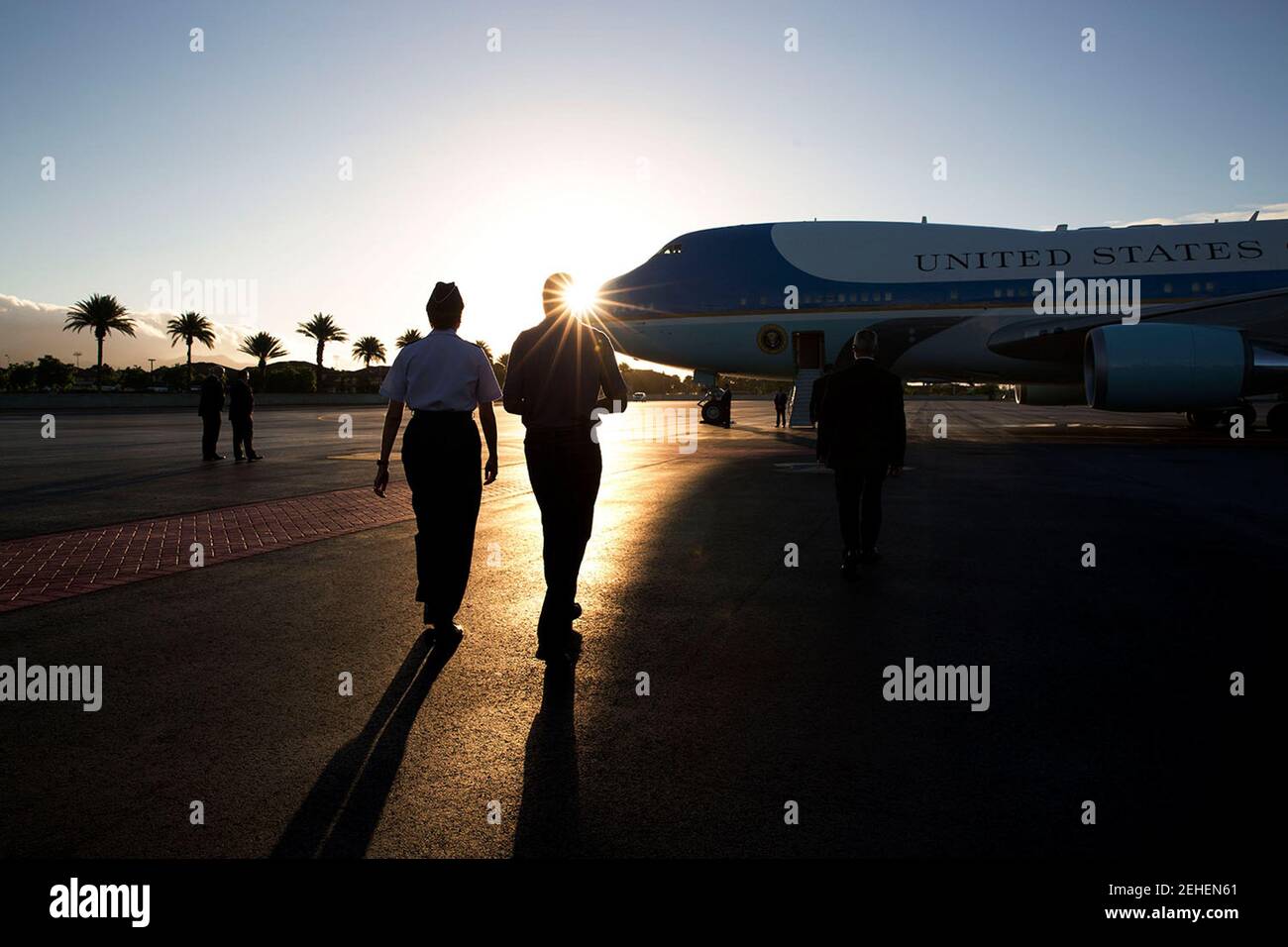 Le président Barack Obama se rend à l'Air Force One avec le général Lori Robinson, commandant des Forces aériennes du Pacifique, après une escale de ravitaillement à Joint Base Pearl Harbor-Hickam à Hawaï, le 16 novembre 2014. Banque D'Images