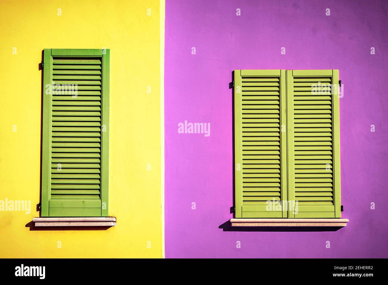 fenêtres en bois aux couleurs jaune clair et violet et vert Banque D'Images