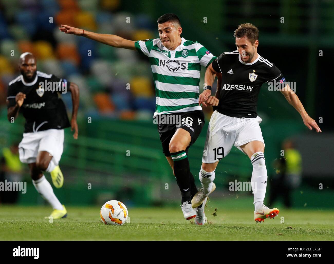 Football football - Europa League - Groupe Stage - Groupe E - Sporting CP v Qarabag - Estadio Jose Alvalade, Lisbonne, Portugal - 20 septembre 2018 Rodrigo Battaglia de Sporting en action avec Filip Ozobic REUTERS/Rafael Marchante de Qarabag Banque D'Images