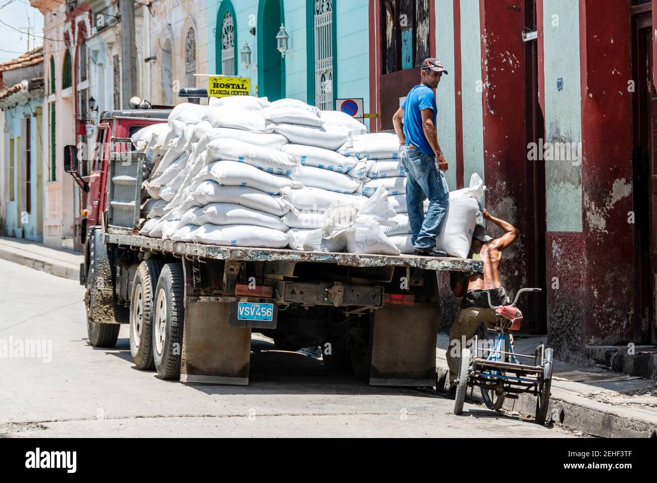 Camion déchargement de la nourriture en entreposage, Santa Clara, Cuba 2014 Banque D'Images