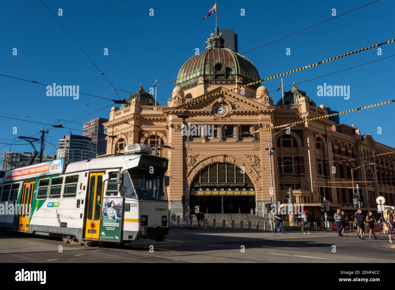 Un tramway passe devant la gare de Flinders Street à Melbourne, Victoria, Australie Banque D'Images