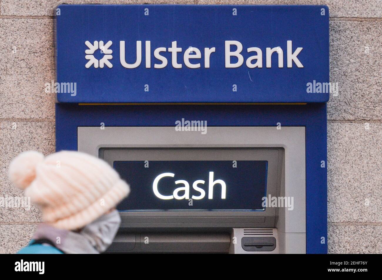 Dublin, Irlande. 19 février 2021. Une femme passe devant le guichet automatique de la banque Ulster à Ranelagh, Dublin. Ulster Bank a confirmé aujourd'hui un retrait du marché irlandais. La banque, est de fermer ses portes après 160 ans. Ulster Bank est la propriété du prêteur britannique NatWest, et compte 1.1 millions de clients ici, ainsi que 2,800 employés dans 88 succursales dans tout le pays. Crédit : SOPA Images Limited/Alamy Live News Banque D'Images