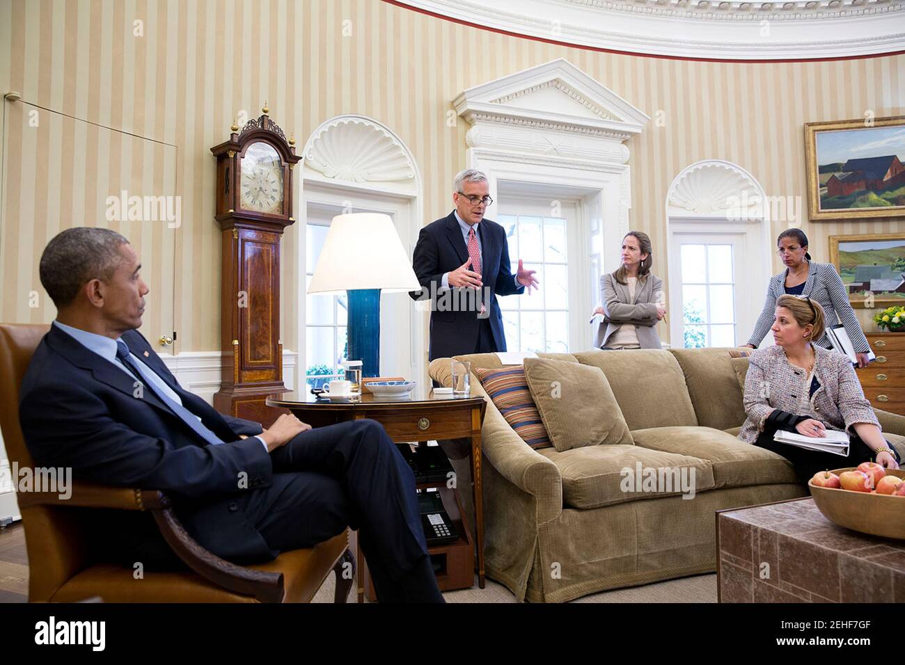 Le président Barack Obama rencontre avec le chef de cabinet Denis McDonough ; Avril Haines, vice-conseiller à la sécurité nationale ; le Conseiller pour la sécurité nationale, Susan E. et Lisa Monaco, Assistant du Président pour la sécurité intérieure et la lutte antiterroriste, dans le bureau ovale, le 21 avril 2015. Banque D'Images