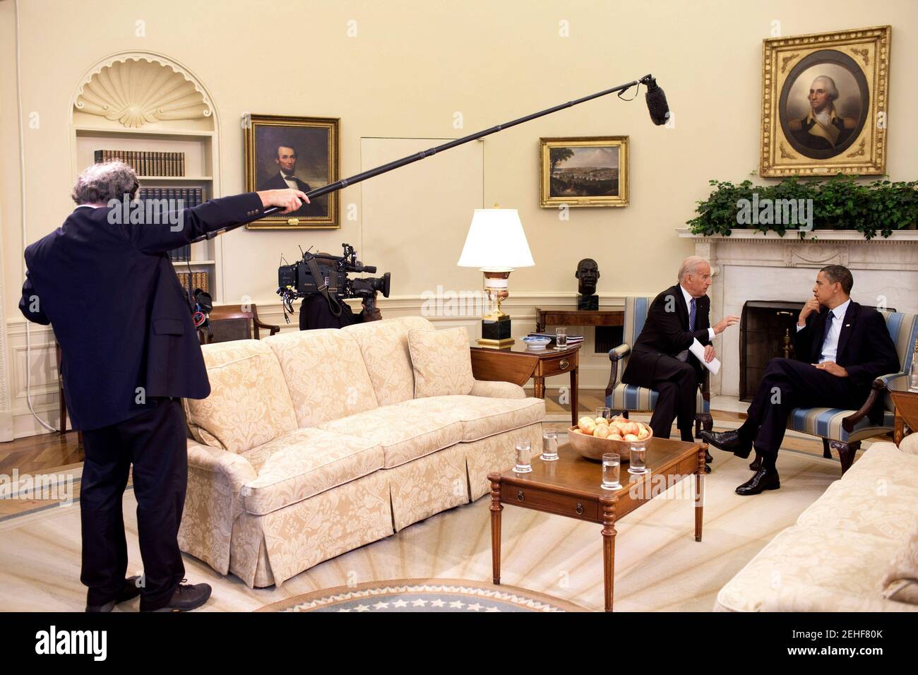 Le président Barack Obama rencontre le vice-président Joe Biden dans le bureau ovale, tandis que les équipes audio et vidéo de NBC enregistrent des séquences pour l'offre spéciale « Inside the Obama White House », le 29 mai 2009. Banque D'Images