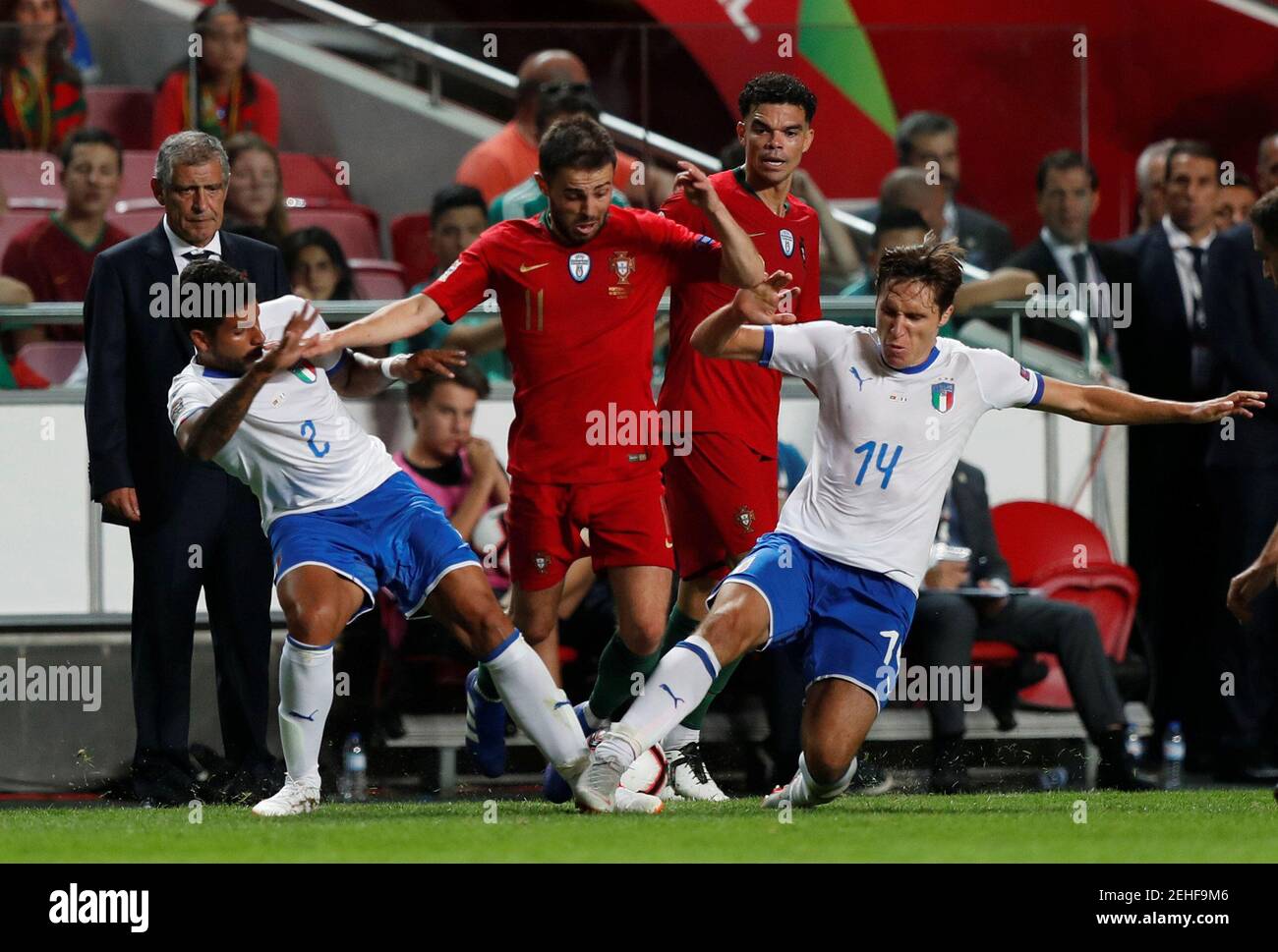 Football football - Ligue des Nations de l'UEFA - Ligue A - Groupe 3 - Portugal / Italie - Estadio da Luz, Lisbonne, Portugal - 10 septembre 2018 Bernardo Silva du Portugal en action avec Emerson Palmieri et Federico Chiesa en Italie REUTERS/Rafael Marchante Banque D'Images