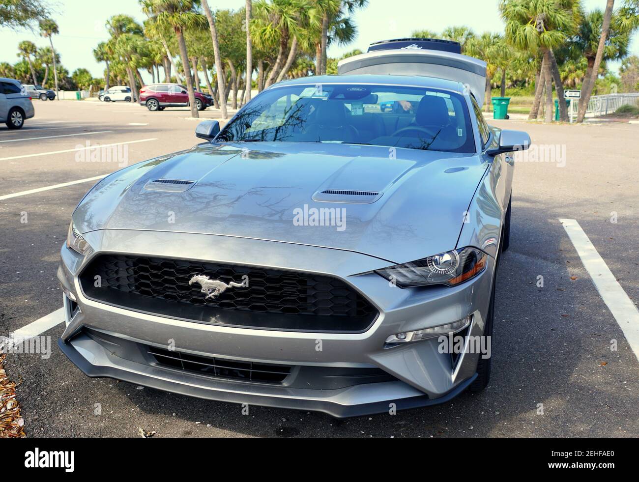 Saint-Pétersbourg, Floride, États-Unis - 16 février 2021 - UNE toute nouvelle Ford Mustang 2021 de couleur argent avec le coffre ouvert Banque D'Images