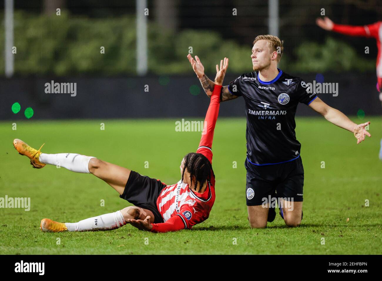 EINDHOVEN, PAYS-BAS - FÉVRIER 19 : Fode Fofana Jong PSV, Junior van der Velden du FC Den Bosch pendant le match néerlandais entre Keukenkampiodivisiie Banque D'Images