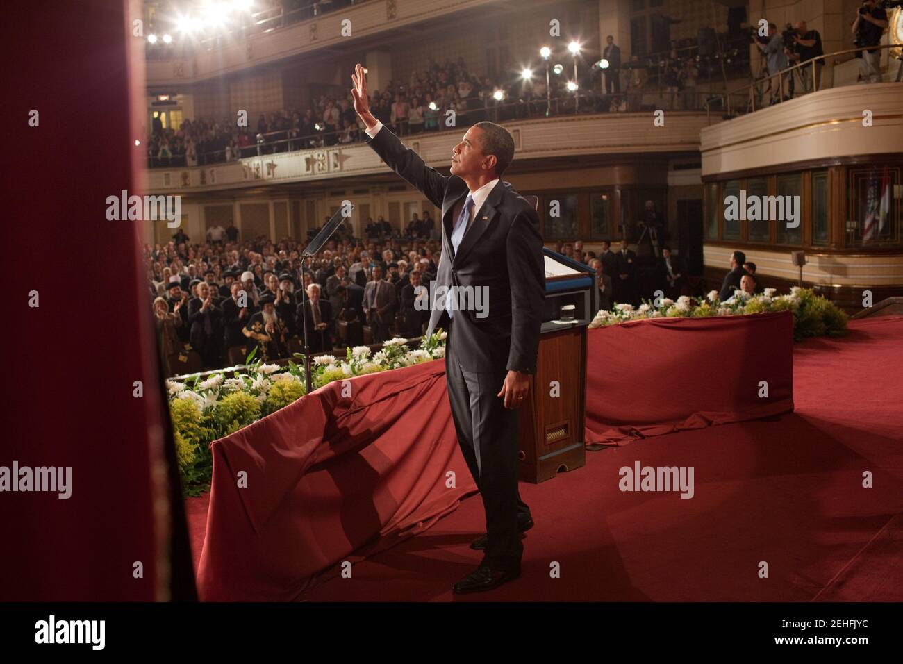 Le président Barack Obama se fait une vague devant la foule à la fin de son discours à l'Université du Caire, au Caire, en Égypte, le 4 juin 2009. Dans son discours, le président Obama a appelé à un « nouveau départ entre les États-Unis et les musulmans », déclarant que « ce cycle de suspicion et de discorde doit cesser ». Banque D'Images