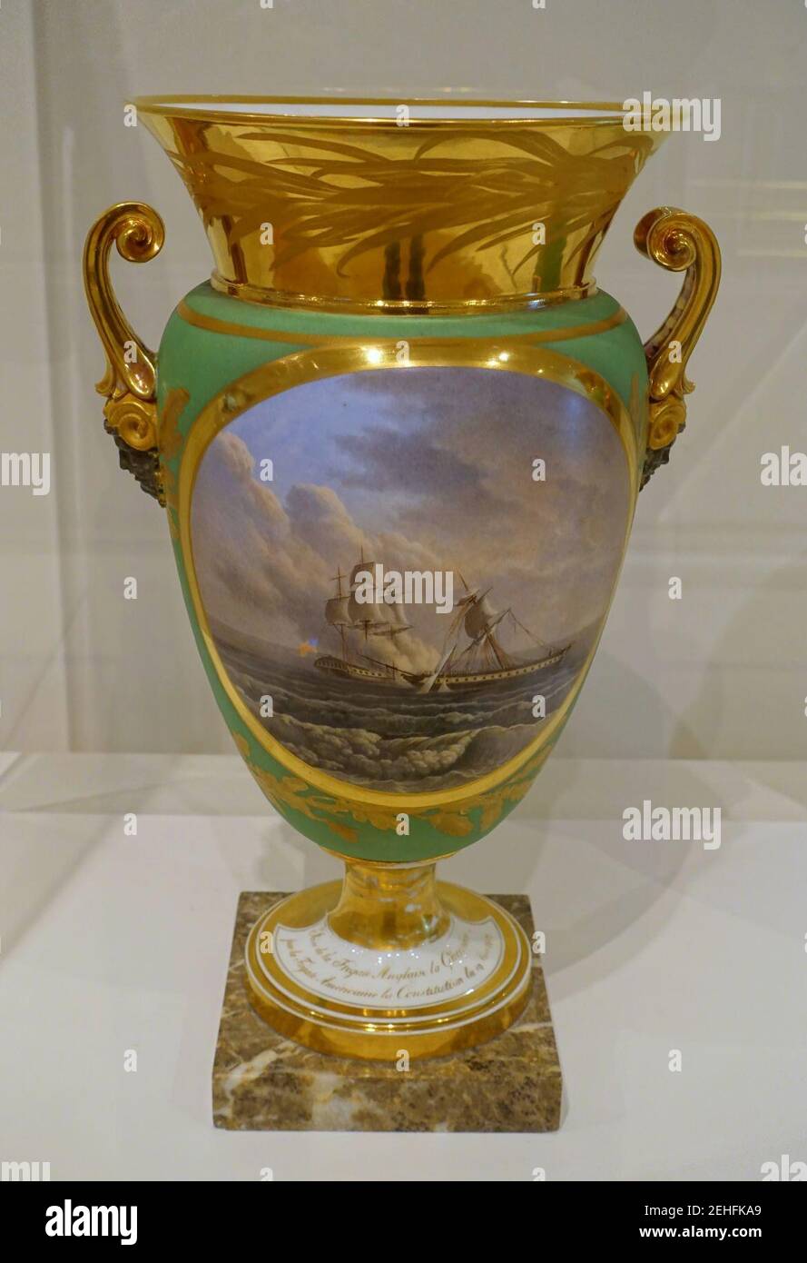 Paire de vases représentant la guerre de 1812, 1 de 2, bataille entre l'USS Constitution et le HMS Guerriere, attribuée à Pierre Louis Dagoty, c. 1817, porcelaine, marbre, émail Banque D'Images