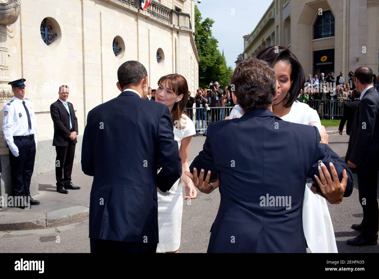 Le président Barack Obama et la première dame Michelle Obama arrivent à Caen, France et sont accueillis par le président français Nicolas Sarkozy et sa femme, la première dame française Carla Bruni-Sarkozy, le 6 juin 2009. Banque D'Images