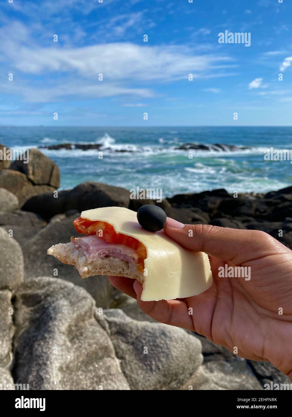 déjeuner en-cas avec un délicieux sandwich surplombant l'océan atlantique Banque D'Images