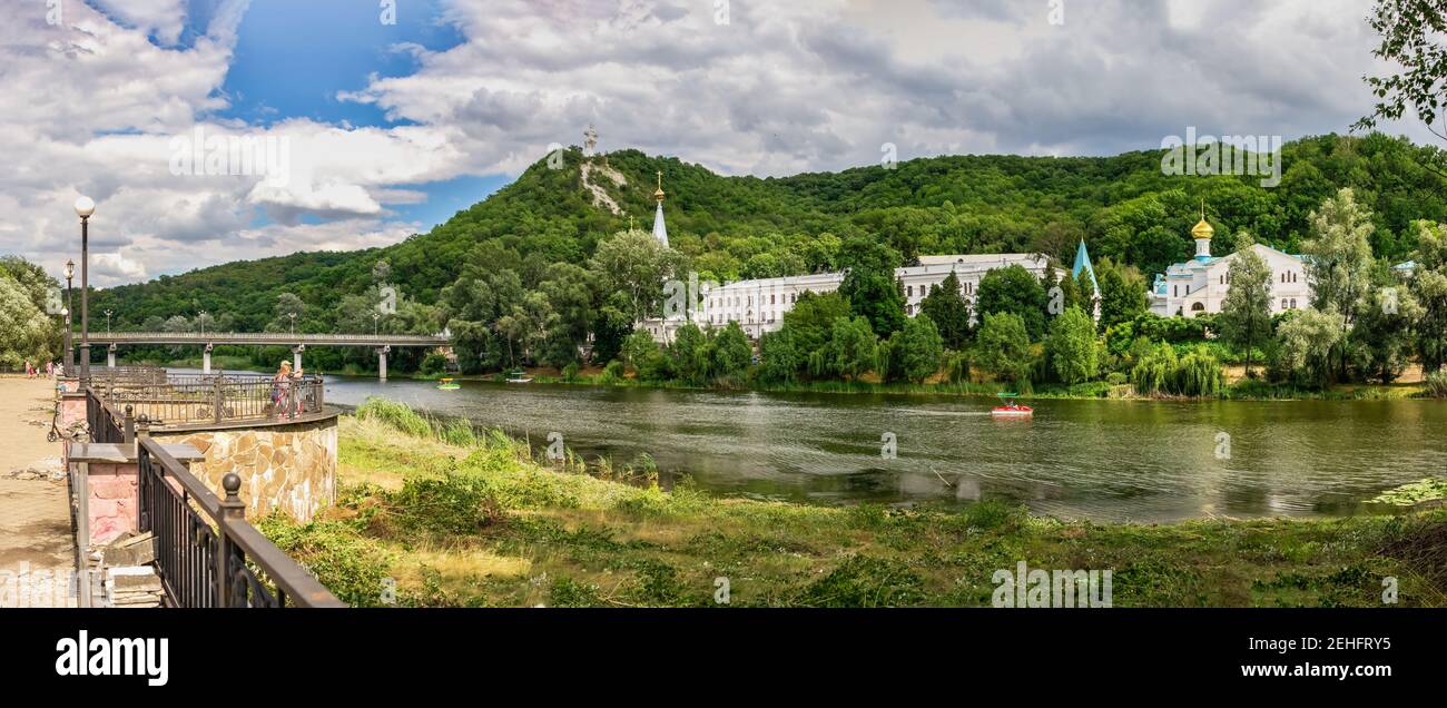 Svyatogorsk, Ukraine 07.16.2020. Pont de Svyatogorsk près des montagnes Saintes Lavra à Svyatogorsk ou Sviatohirsk, Ukraine, le matin ensoleillé de l'été Banque D'Images