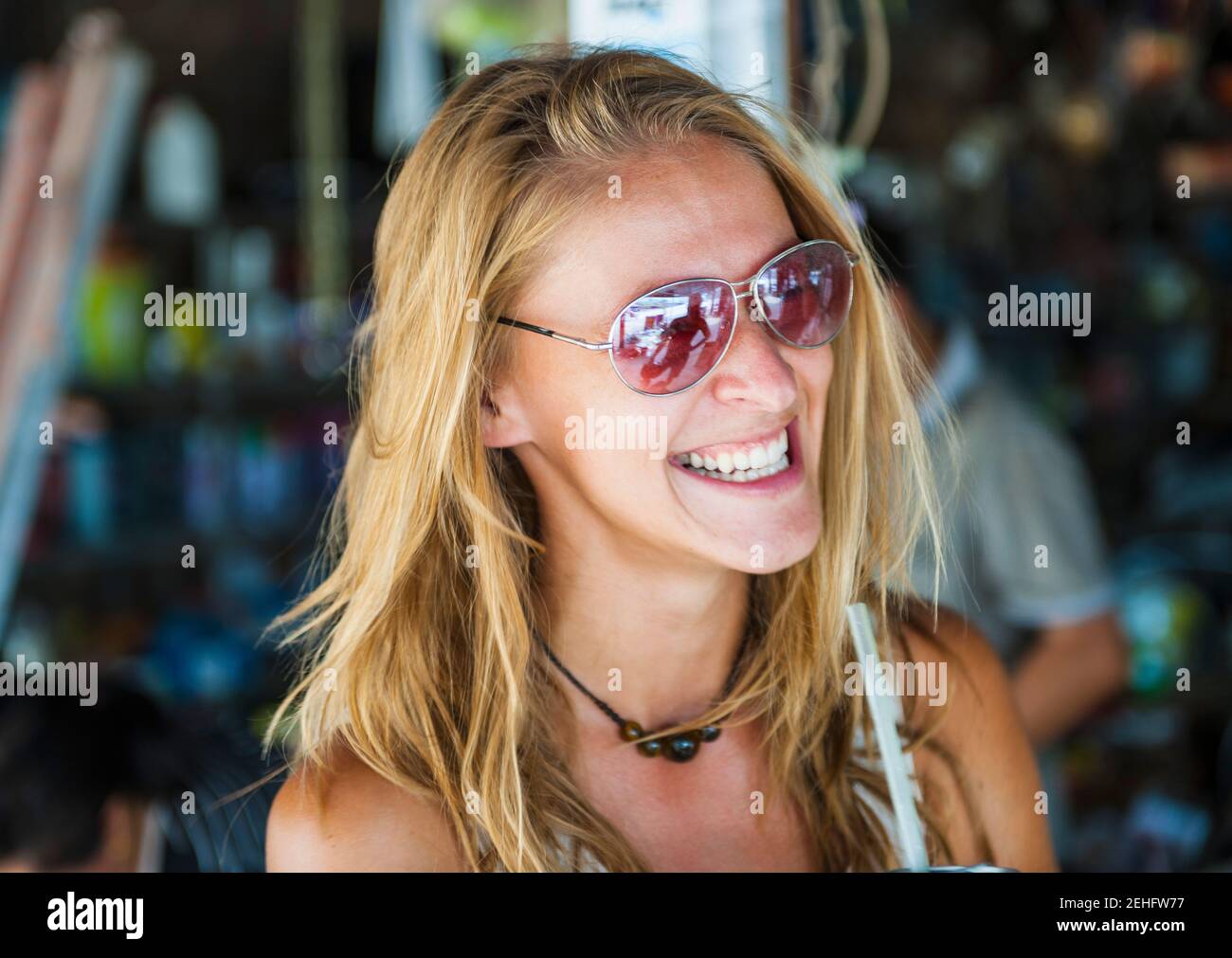 portrait de femme blonde avec lunettes de soleil teintées roses Photo Stock  - Alamy
