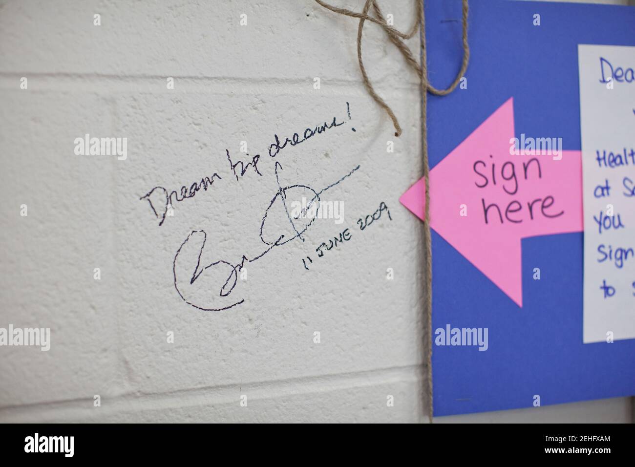 La signature du président Barack Obama est vue sur un mur dans une salle de classe de santé à Southwest High School à Green Bay, Wisc., le 11 juin 2009. Le personnel de l'école, où le président a assisté à une réunion de la mairie sur les soins de santé, a laissé une note lui demandant de signer le mur pour que les futurs élèves puissent le voir. Banque D'Images