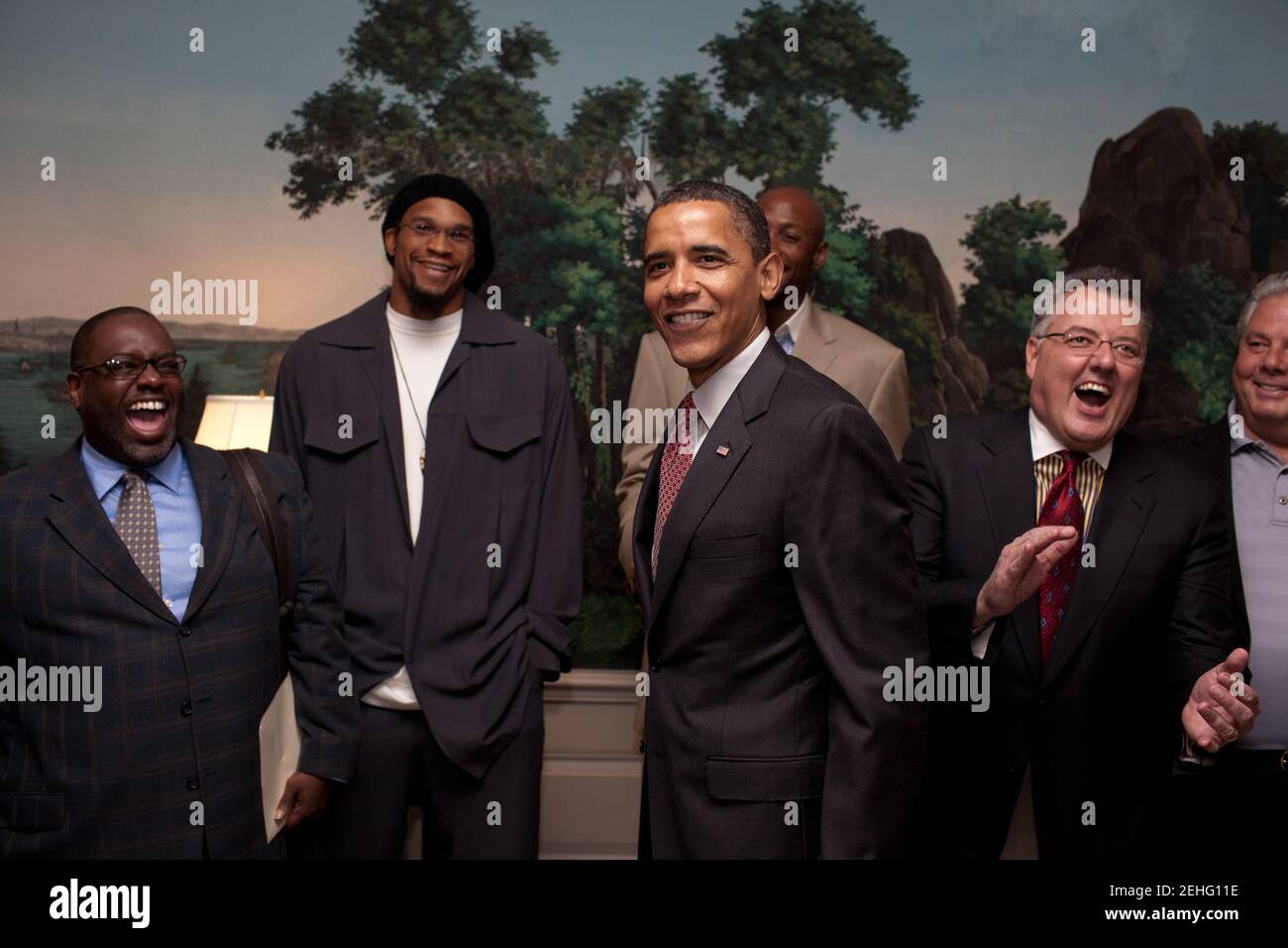 Le président Barack Obama salue les célébrités qui participent à l'Hôtel de ville de Fatherhood dans la salle de réception diplomatique de la Maison Blanche. Les invités spéciaux incluent : Juan Carlos Artero, Greg Brown, Bill Cowher, Bobby Flay, Dr. Robert Franklin, Tony Hawk, Joe Jones, Mike Laas, Quartermaster en chef John Lehnen, Darryl McDaniels, Jorge Ramos, Antwaan Randle El, Dr Steven Rosen, ETAN Thomas, Dwayne Wade et B.D. Wong. Banque D'Images