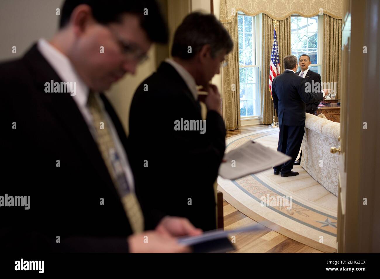 Le président Barack Obama est informé avant de rencontrer la présidente du Chili Michelle Bachelet dans le Bureau ovale, le 23 juin 2009. Banque D'Images