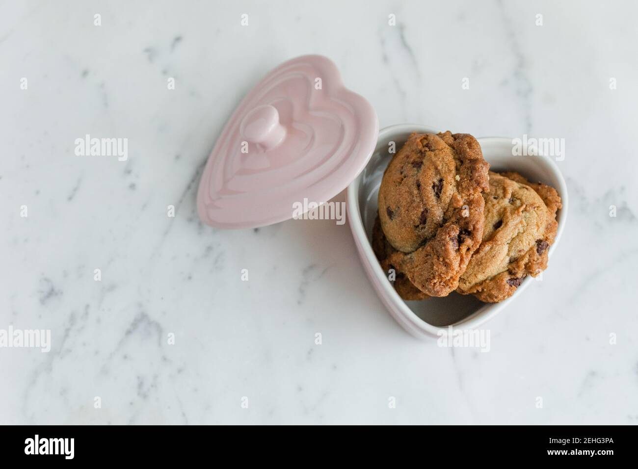 Petits gâteaux aux pépites de chocolat frais dans un plat de Saint-Valentin Banque D'Images
