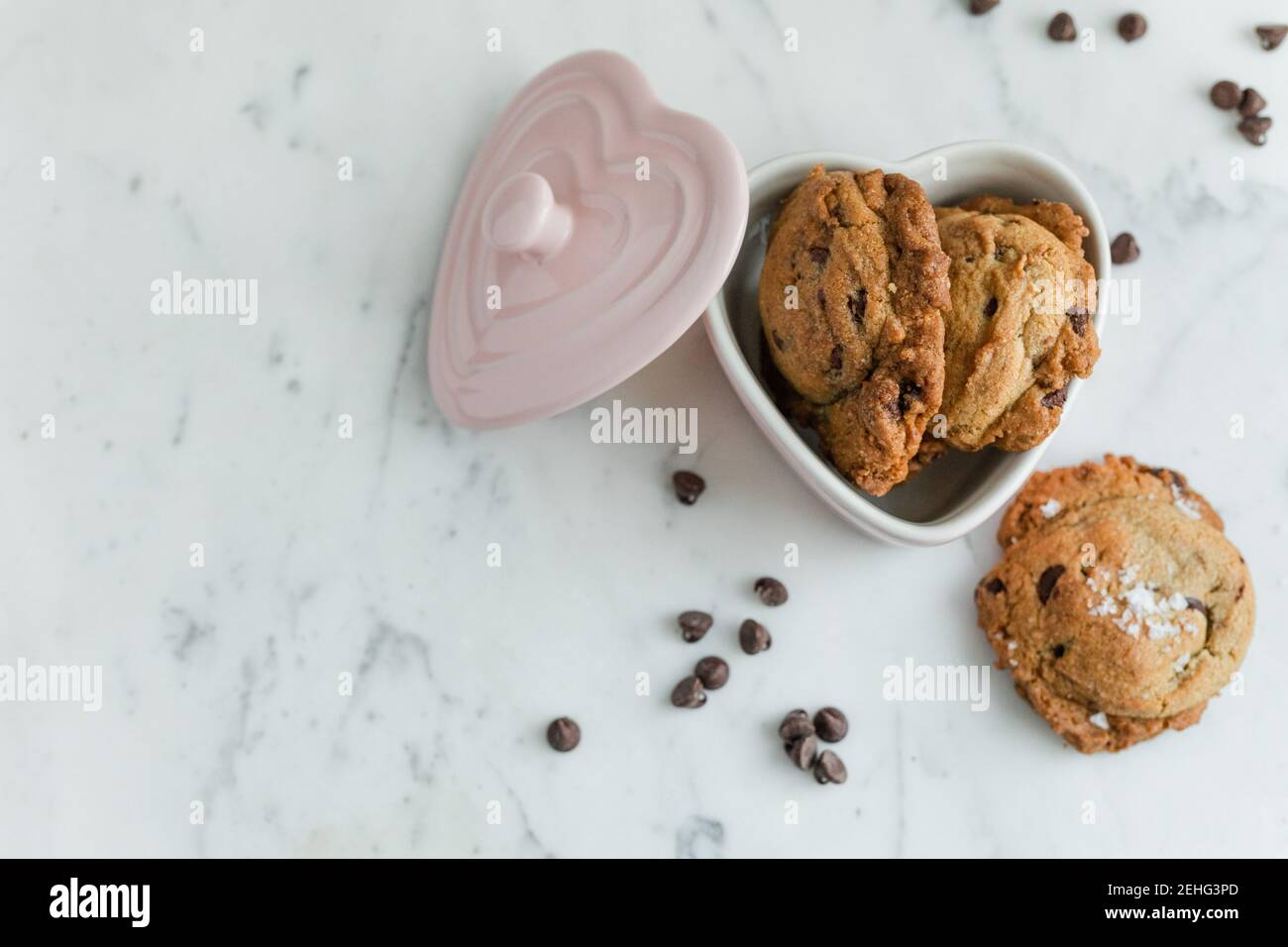 Petits gâteaux aux pépites de chocolat frais dans un plat de Saint-Valentin Banque D'Images
