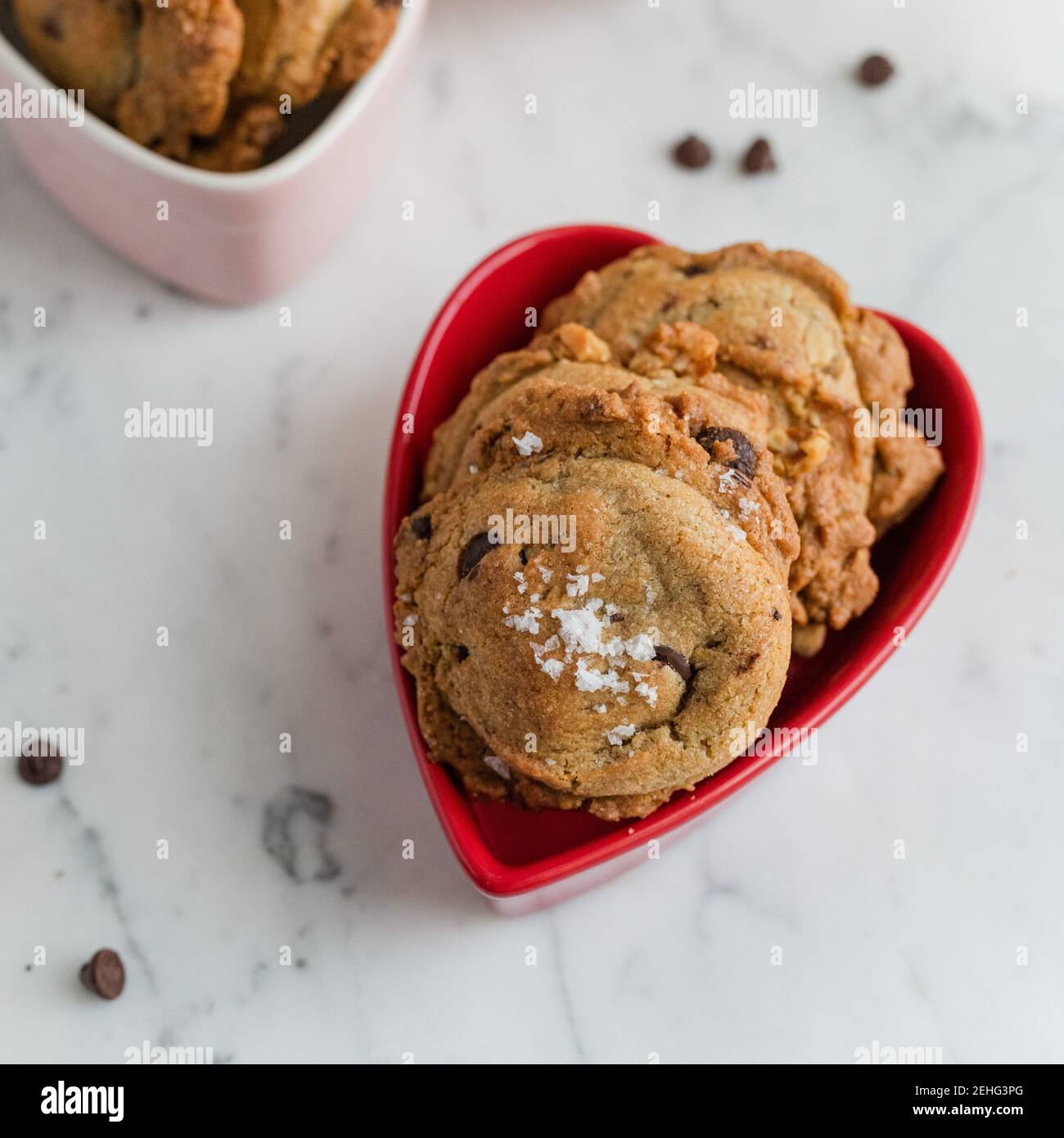 Petits gâteaux aux pépites de chocolat frais dans un plat de Saint-Valentin Banque D'Images
