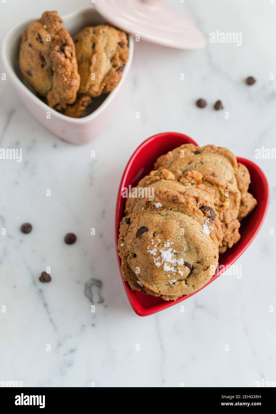 Petits gâteaux aux pépites de chocolat frais dans un plat de Saint-Valentin Banque D'Images