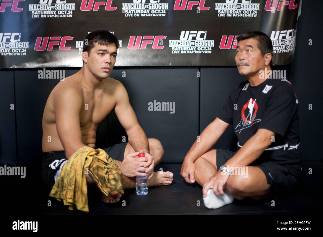 Lyoto Machida, combattant de l'UFC, est parti avec son père Yoshizo Machida, lors d'une séance d'entraînement au gymnase de la Maison Noire à Gardena, en Californie, le 20 octobre 2009. Francis Specker Banque D'Images