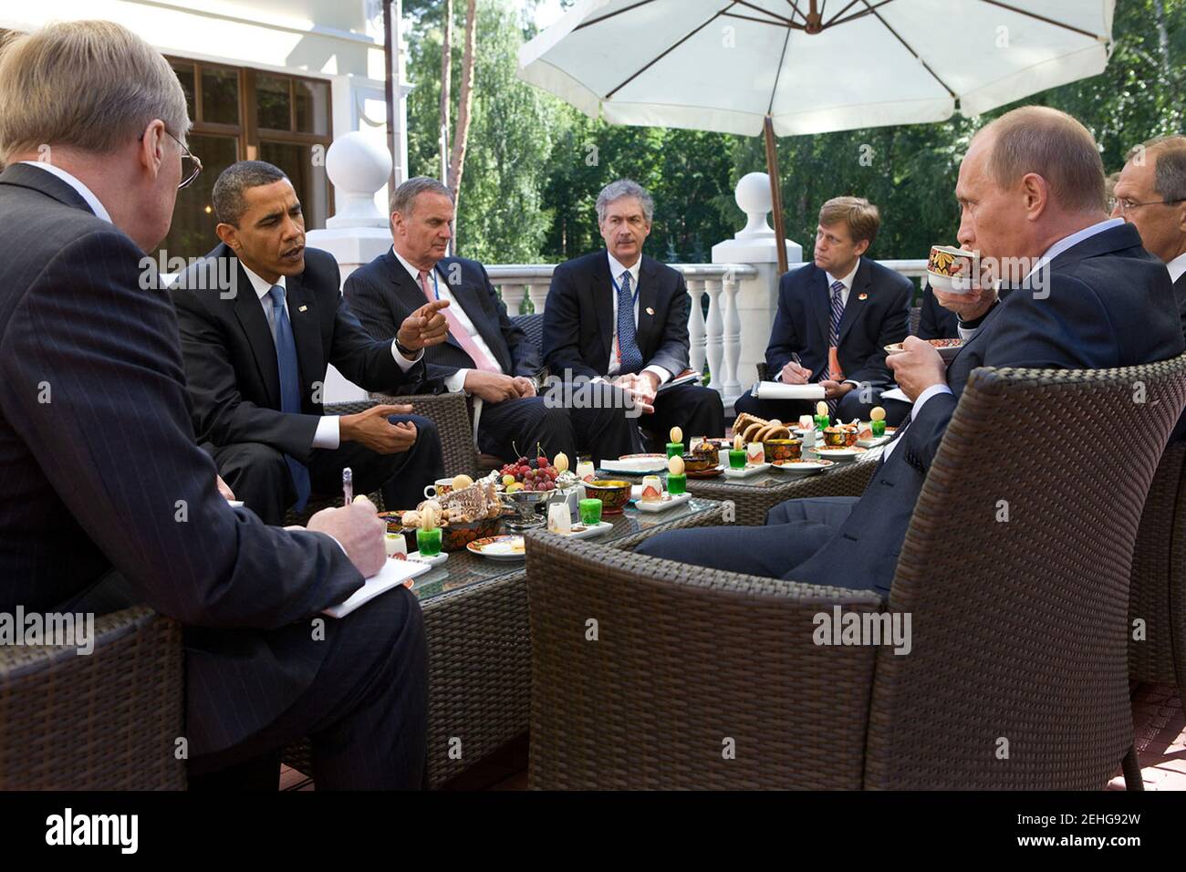 7 juillet 2009 « l’accès n’est généralement pas aussi bon pour moi dans d’autres pays parce que le pays d’accueil dicte ce que je peux et ne peux pas faire. J’ai donc été un peu surpris de pouvoir photographier ce petit déjeuner de rencontre entre le président Obama et le Premier ministre russe Vladmir Poutine à Moscou. » Banque D'Images