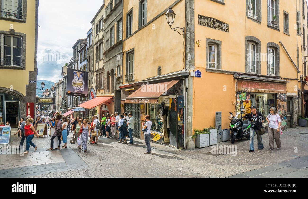 Rue des gras à Clermont-Ferrand, quartier commerçant piétonnier populaire, département du Puy-de-Dôme, région Auvergne-Rhône-Alpes, France Banque D'Images