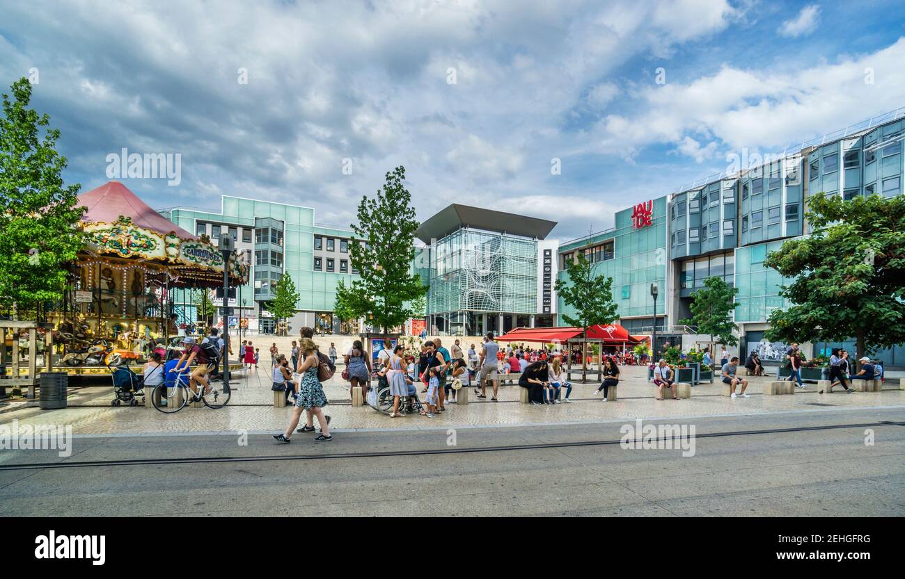 Place de Jaude, grande place publique de Clermont-Ferrand, département du Puy-de-Dôme, région Auvergne-Rhône-Alpes, France Banque D'Images