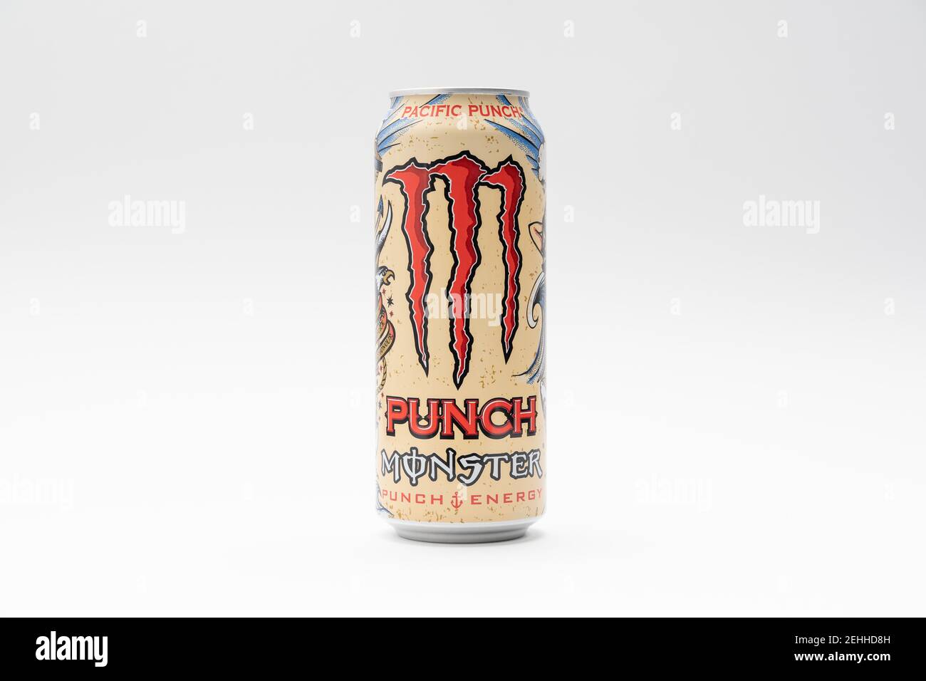 Beige Monster Energy Drink Pacific Punch Drink CAN avec goût de fruit sur  fond blanc propre. Photo du produit Studio Photo Stock - Alamy
