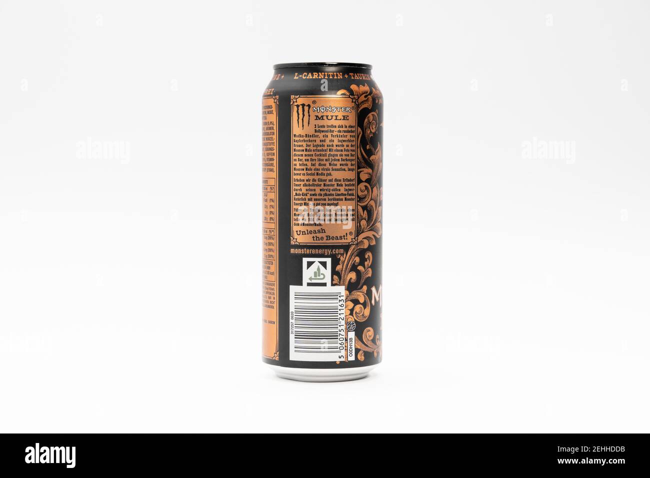 Black Monster Energy Drink Mule Drink CAN avec goût de boisson au gingembre  sur fond blanc propre. Photo du produit Studio Photo Stock - Alamy