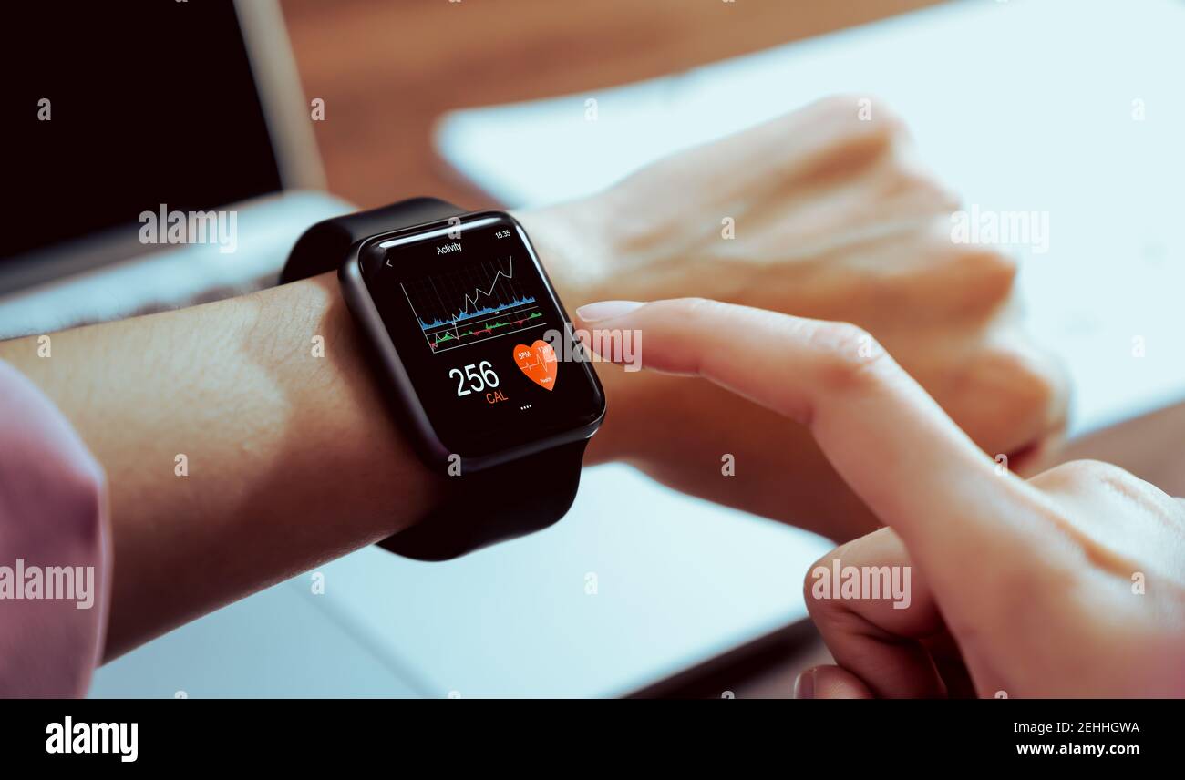 Gros plan de la montre intelligente tactile avec application santé à l'écran, gadget pour un style de vie actif. Banque D'Images