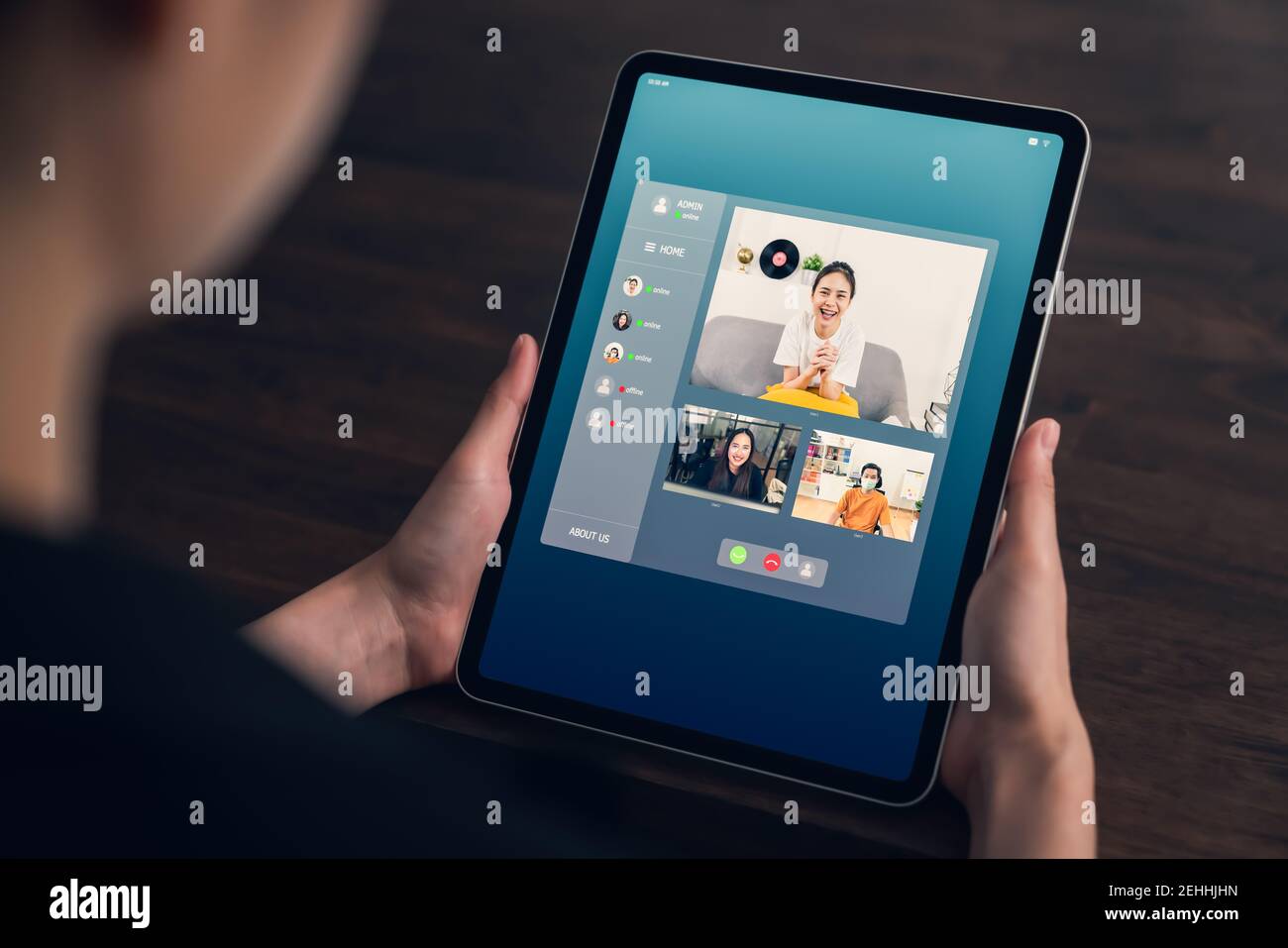 Femme d'affaires asiatique qui fait une réunion d'appel vidéo à l'équipe en ligne et de présenter des projets de travail. Banque D'Images