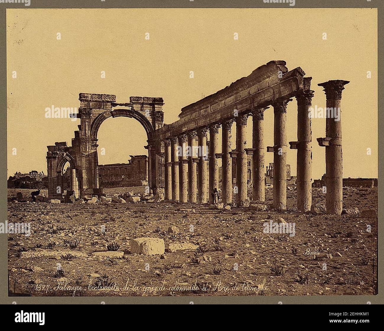 Palmyre. Extradé de la grande colonnade et Arc de triomphe - Bonfils. Banque D'Images