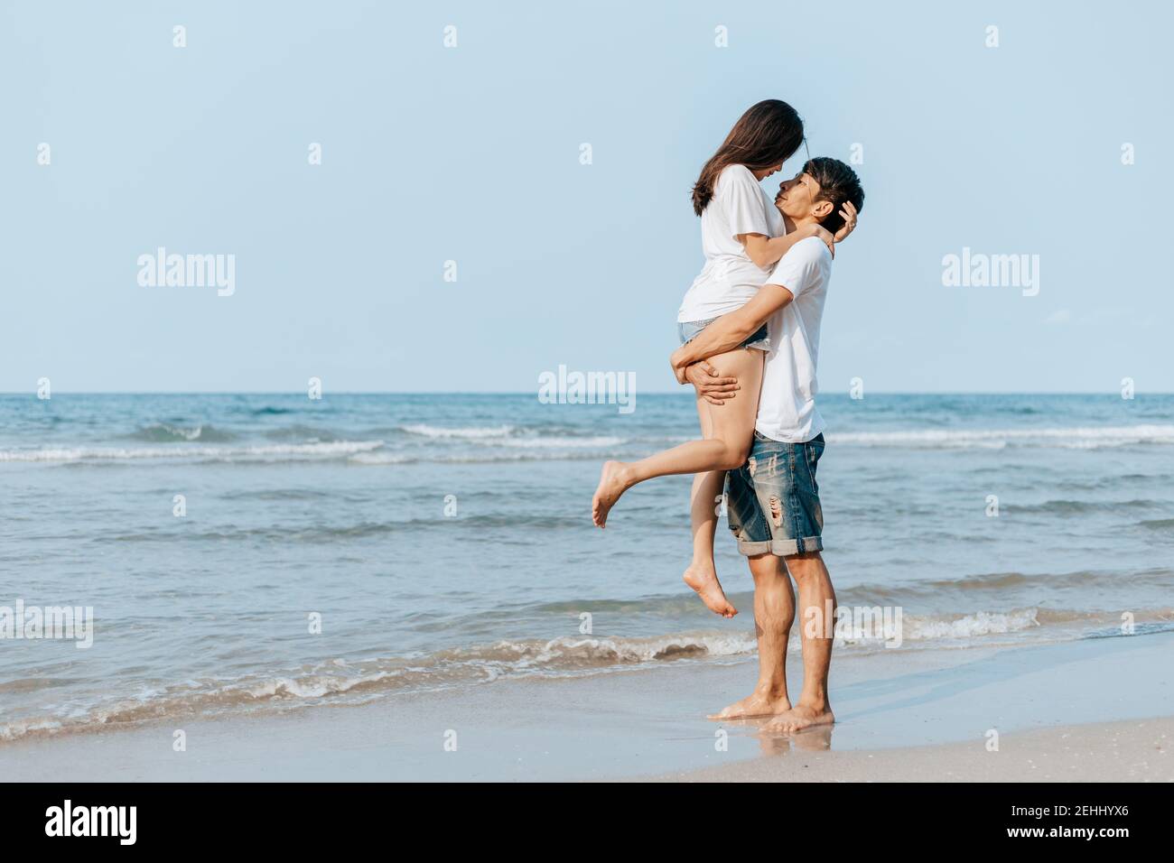 Couple Romantique Ayant L Amour Et Le Hug Sur La Plage Photo Stock Alamy