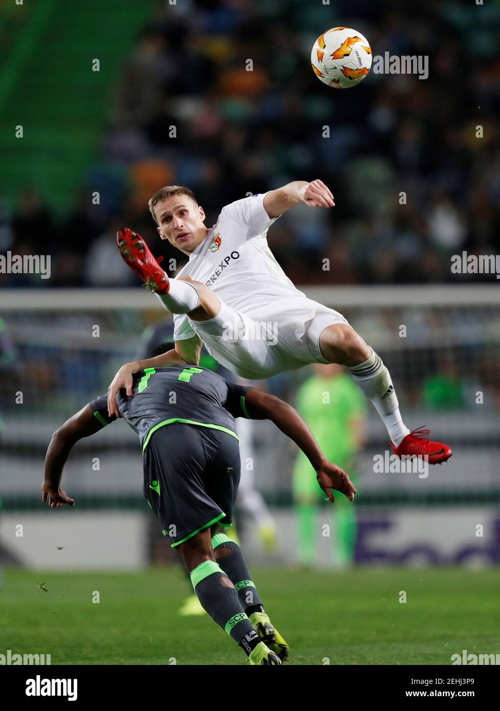 Football football - Europa League - Groupe Stage - Groupe E - Sporting CP / Vorskla Poltava - Estadio Jose Alvalade, Lisbonne, Portugal - 13 décembre 2018 Igor Perduta de Vorskla Poltava en action avec Jovane Cabral REUTERS/Rafael Marchante de Sporting Banque D'Images