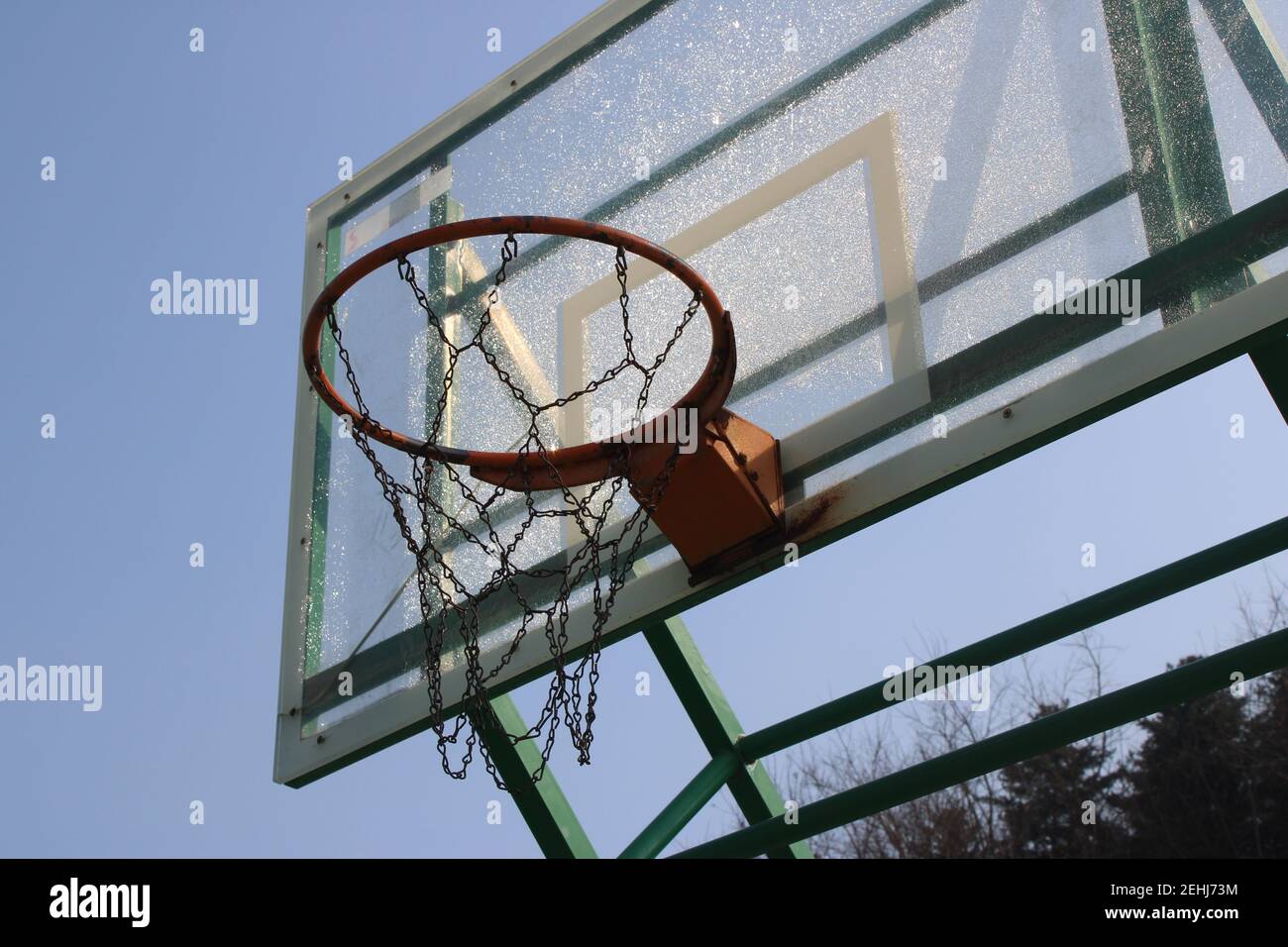 Panier de basket-ball avec gel sur le fond de panier Photo Stock - Alamy