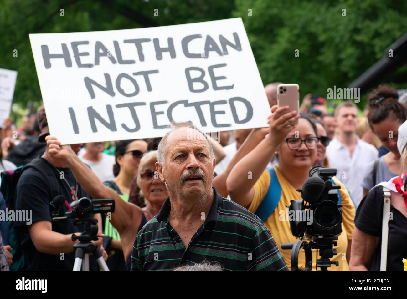 Melbourne, Australie. 20 février 2021. Les manifestants anti-vaccination se réunissent dans le parc Fawkner pour condamner le jab du coronavirus au nom de la liberté médicale. Les organisateurs ont déclaré que des « lions » marchera dans toute l'Australie à onze endroits différents, bien que ce nombre puisse être massivement exagéré. 20 février 2021. Melbourne, Australie. Credit: Jay Kogler/Alay Live News Banque D'Images