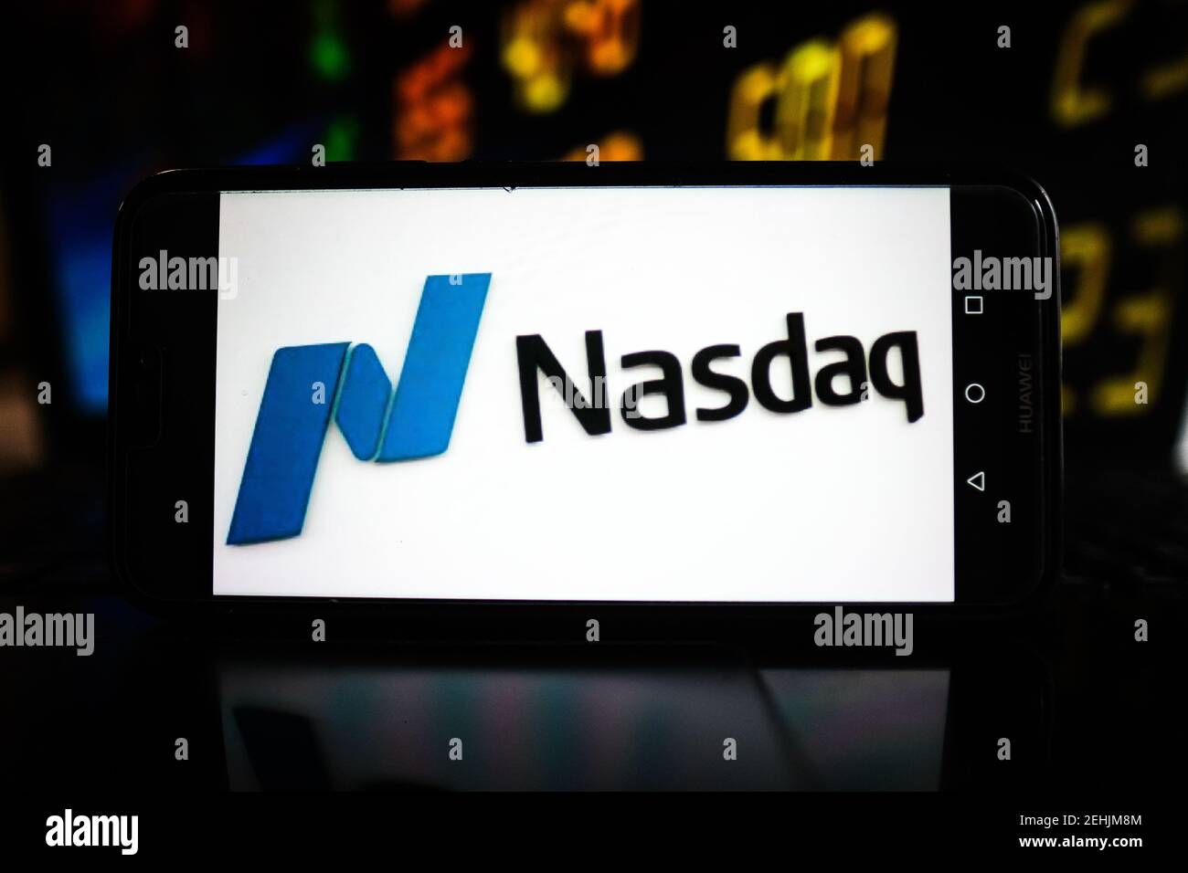 Pologne. 19 février 2021. Dans cette illustration photo, un logo Nasdaq est affiché sur un smartphone avec des valeurs boursières en arrière-plan. Crédit : SOPA Images Limited/Alamy Live News Banque D'Images