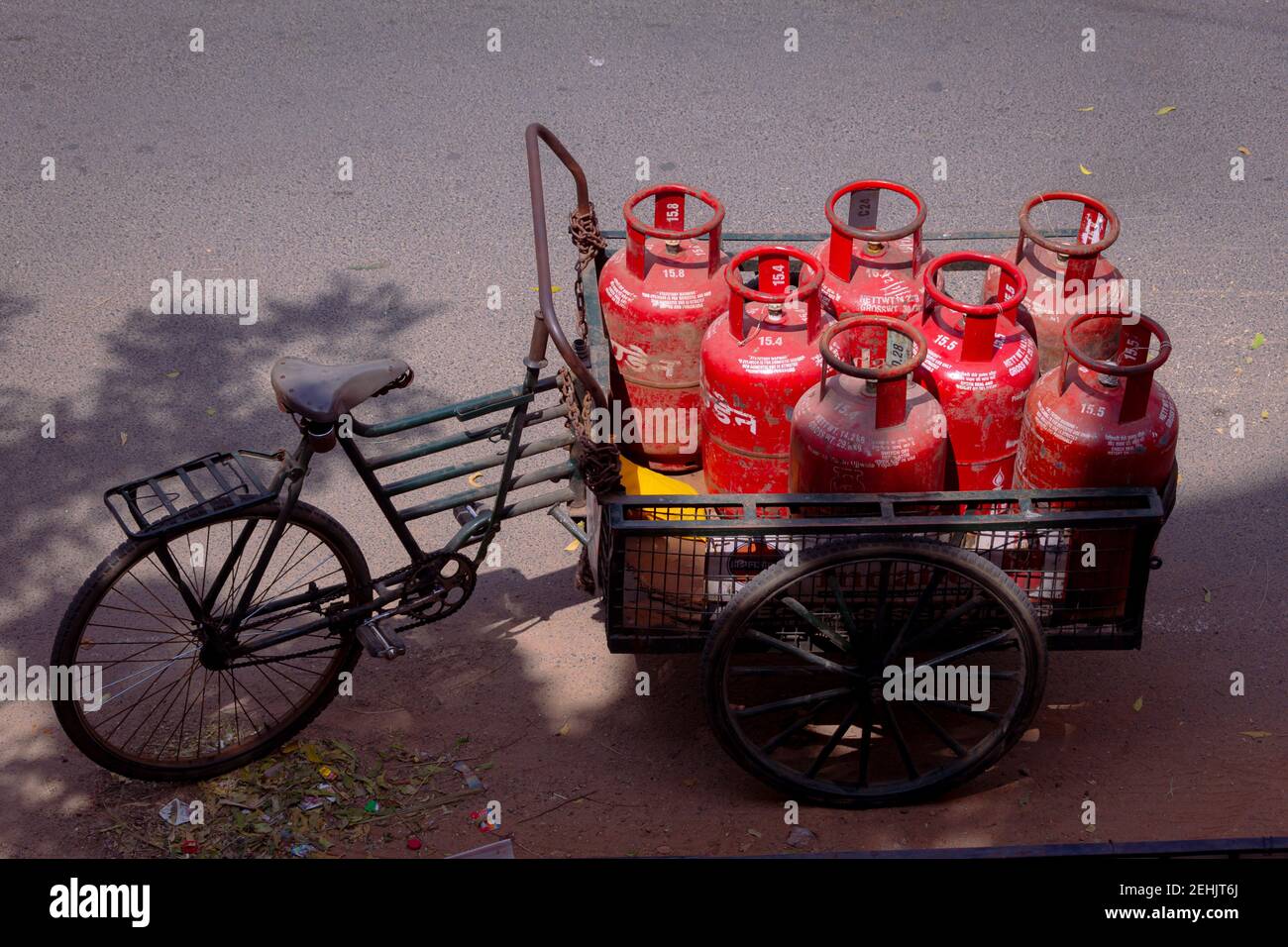 Chennai, Tamil Nadu, Inde - février 20 2021 : bouteilles de gaz GPL pour distribution à domicile dans un chariot à cycle. Gaz GPL utilisé pour la cuisson domestique Banque D'Images